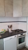 cuisine-partie-du-plan-de-travail-plaque-mixte-four-et-lave-vaisselle-6817881
