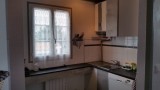 cuisine-partie-du-plan-de-travail-sous-la-fenetre-et-evier-6817885
